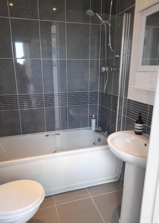 Crow'S Nest Penthouse Apartment With Free Spa Access Somerford Keynes Exterior foto