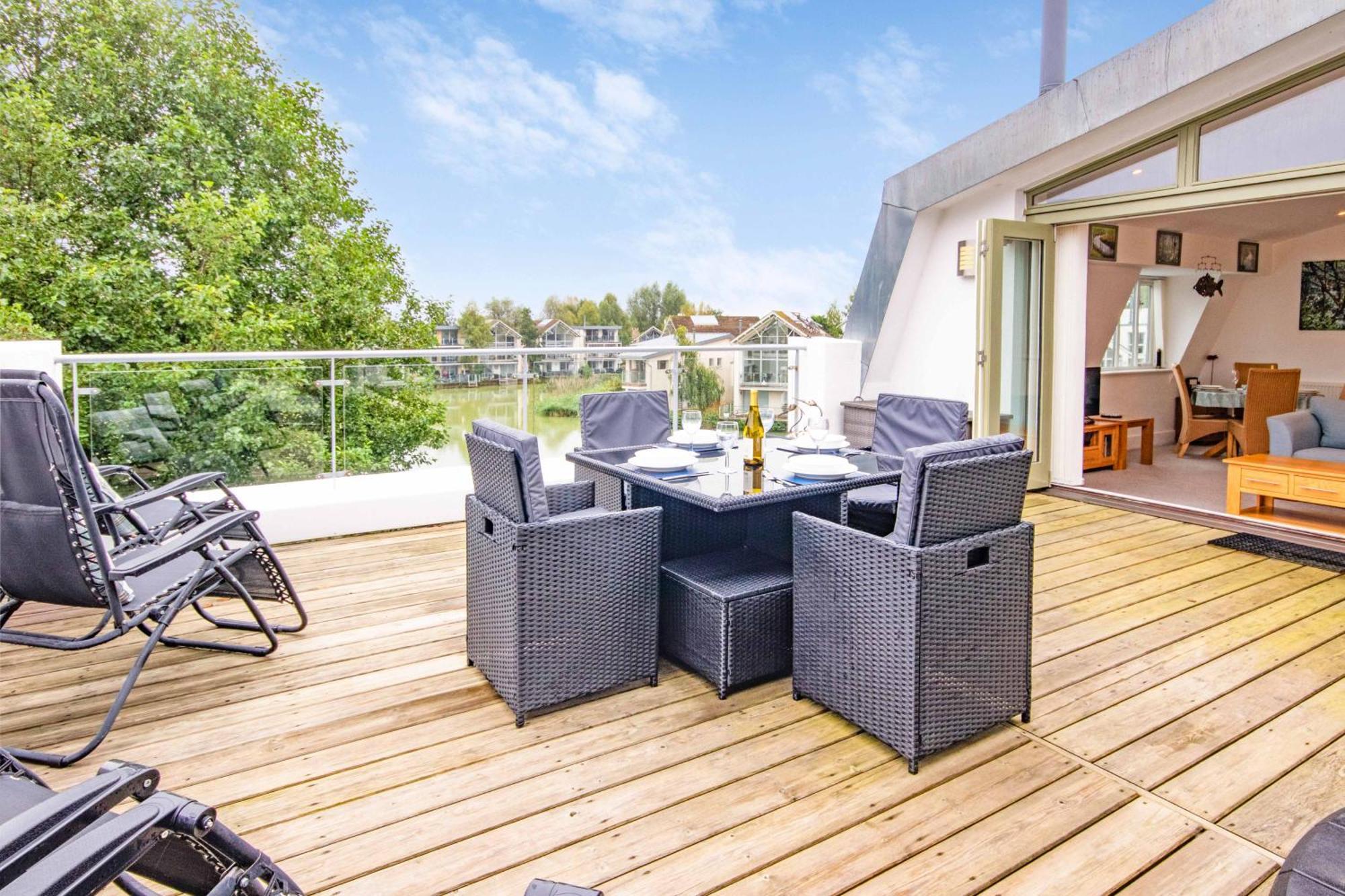 Crow'S Nest Penthouse Apartment With Free Spa Access Somerford Keynes Exterior foto