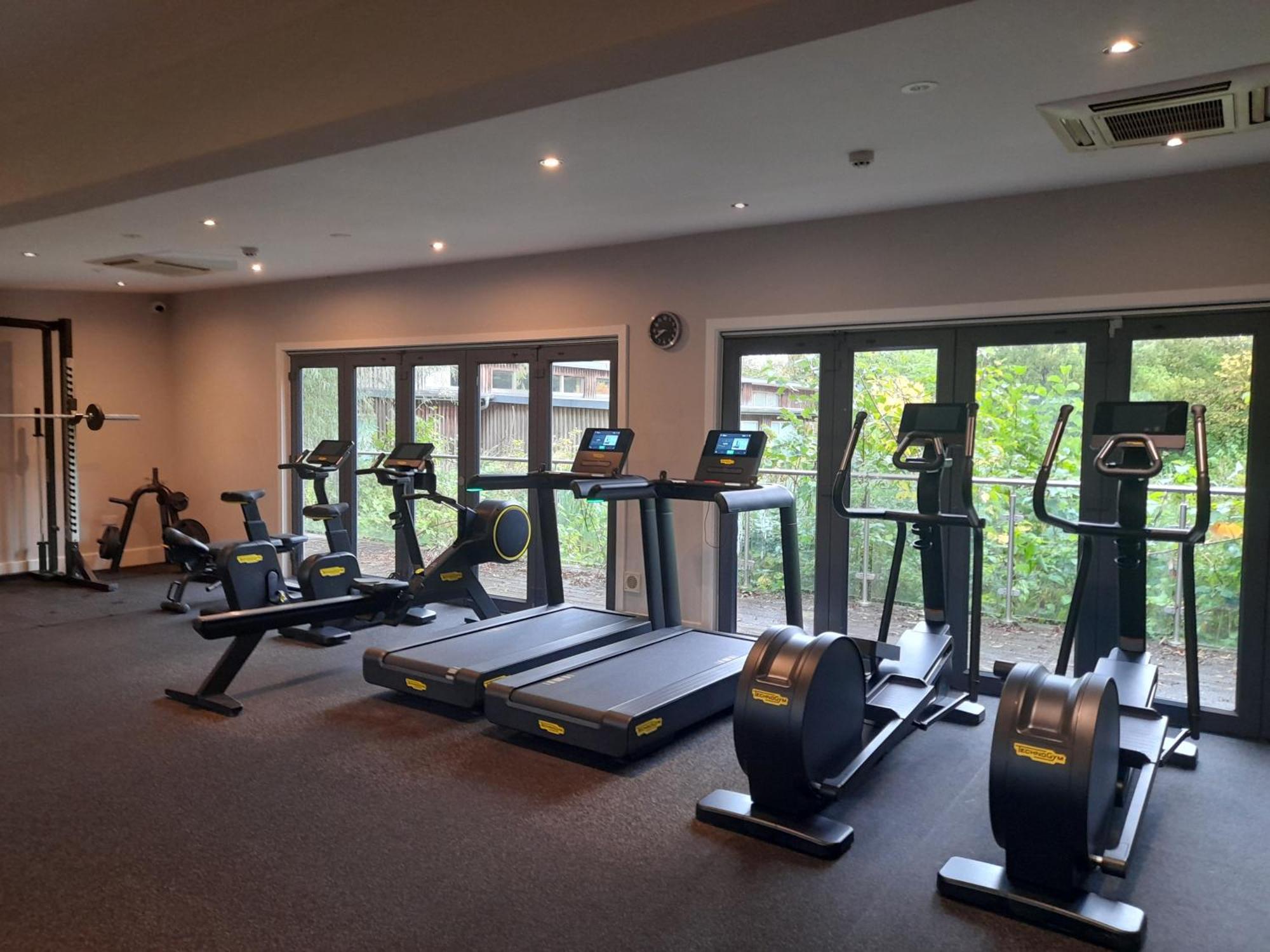 Crow'S Nest Penthouse Apartment With Free Spa Access Somerford Keynes Exterior foto